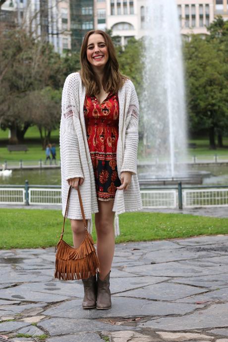 Outfit boho con vestido rojo