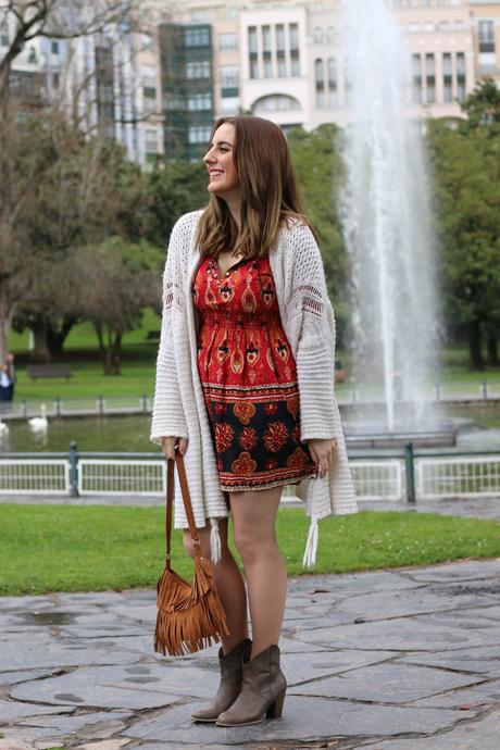 Outfit boho con vestido rojo