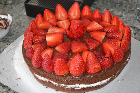 Tarta de chocolate con nata y fresas
