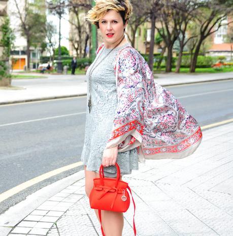 Vestido de encaje y kimono de seda