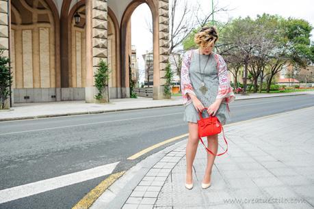 Vestido de encaje y kimono de seda