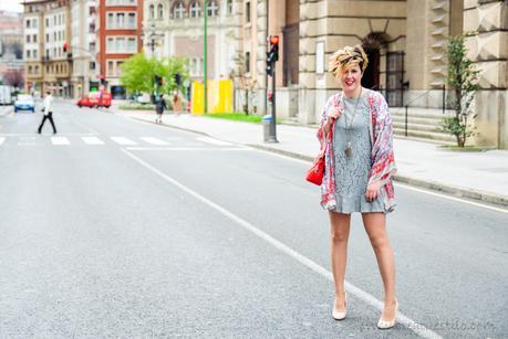 Vestido de encaje y kimono de seda