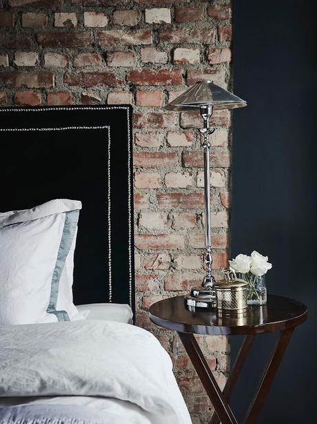 Un precioso dormitorio con pared de ladrillo visto