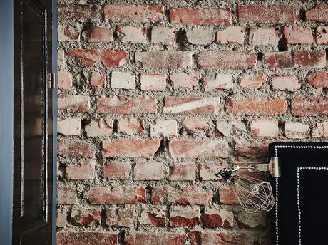 Un precioso dormitorio con pared de ladrillo visto