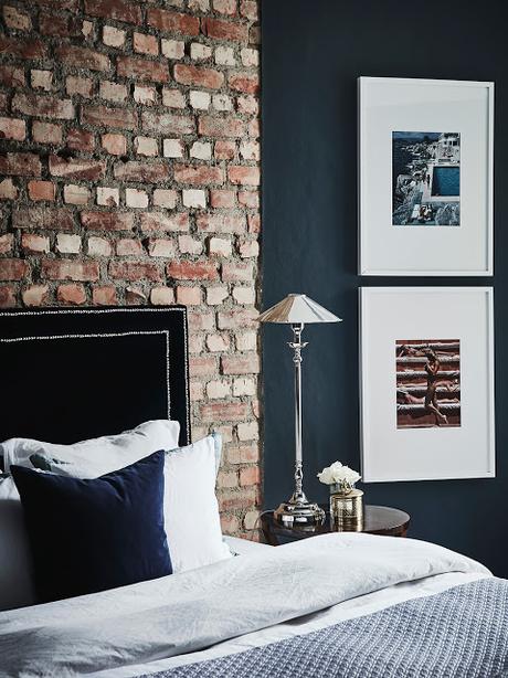 Un precioso dormitorio con pared de ladrillo visto