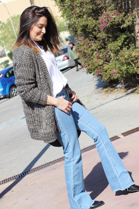 Jeans de campana con cardigan