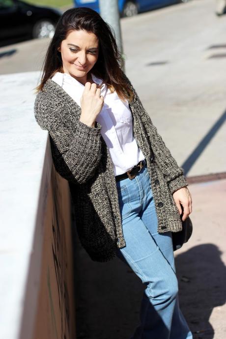 Jeans de campana con cardigan