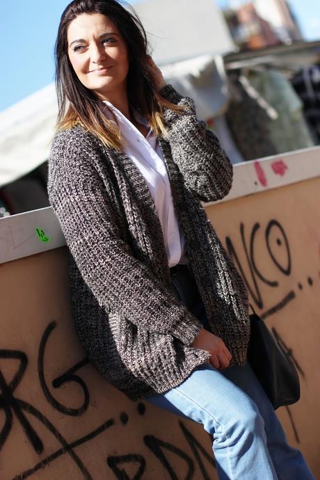 Jeans de campana con cardigan