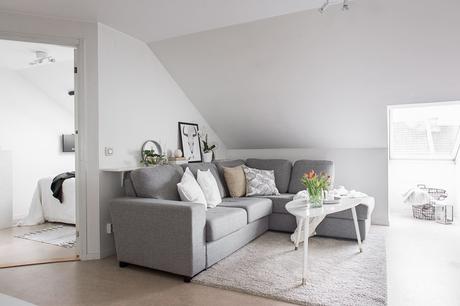 Apartamento sencillo y practico en tonos grises y blancos.