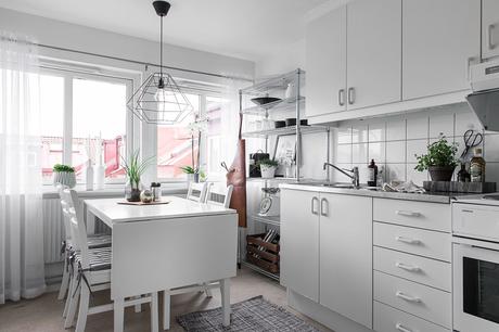 Apartamento sencillo y practico en tonos grises y blancos.