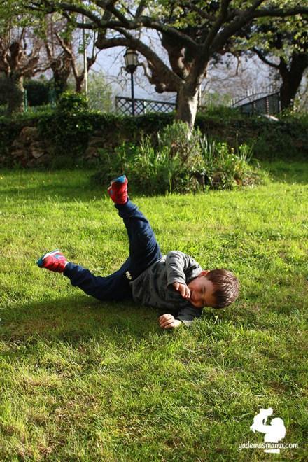 niño haciendo la croqueta