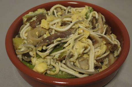 Revuelto de hongos, gulas y ajetes