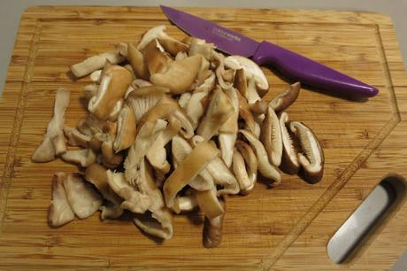 Revuelto de hongos, gulas y ajetes