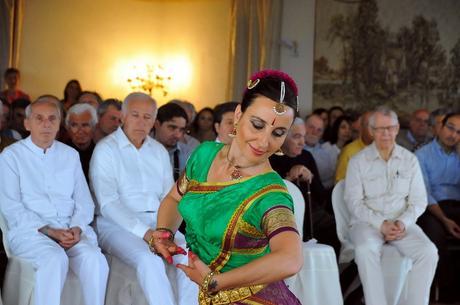 (Ananda Vahini - Edición 21 - 28 de abril el año 2016) (Ananda Vahini - Edición 21 - 28 de abril el año 2016)