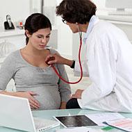 medico examinando a una mujer embarazada