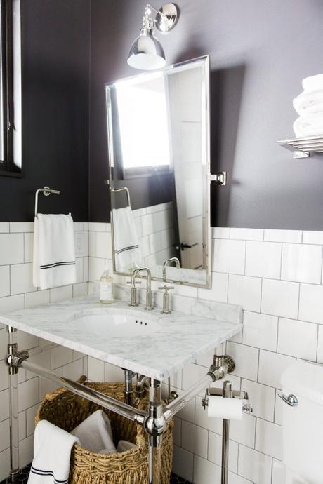 Decoración en alta montaña black wall bathroom