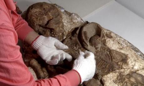Desentierran fósil de 4.800 años de antigüedad de una madre con un niño en sus brazos