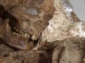 Desentierran fósil 4.800 años antigüedad madre niño brazos