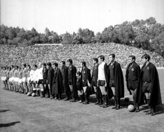 A la cancha con capas negras