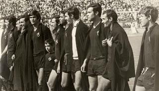 A la cancha con capas negras