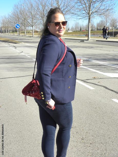 bolso-rojo-tachuelas-bolso-saco-bucket-bag-look-jeans-blazzer-talla-grande-curvy-plus-size-los-looks-de-mi-armario-look-casual-look-entrediario-02 Red Bucket Bag · Look Curvy