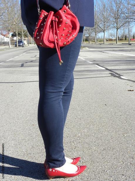 bolso-rojo-tachuelas-bolso-saco-bucket-bag-look-jeans-blazzer-talla-grande-curvy-plus-size-los-looks-de-mi-armario-look-casual-look-entrediario-03 Red Bucket Bag · Look Curvy