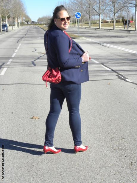 bolso-rojo-tachuelas-bolso-saco-bucket-bag-look-jeans-blazzer-talla-grande-curvy-plus-size-los-looks-de-mi-armario-look-casual-look-entrediario-12 Red Bucket Bag · Look Curvy