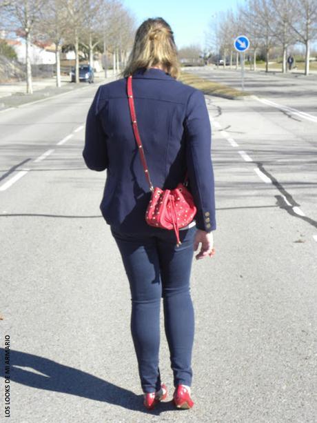 bolso-rojo-tachuelas-bolso-saco-bucket-bag-look-jeans-blazzer-talla-grande-curvy-plus-size-los-looks-de-mi-armario-look-casual-look-entrediario-10 Red Bucket Bag · Look Curvy