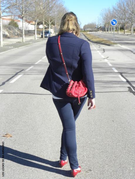 bolso-rojo-tachuelas-bolso-saco-bucket-bag-look-jeans-blazzer-talla-grande-curvy-plus-size-los-looks-de-mi-armario-look-casual-look-entrediario-04 Red Bucket Bag · Look Curvy
