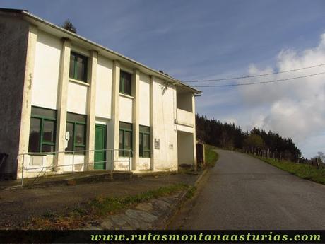 Edificio en Caborcos, inicio de ruta