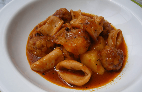plato de albondigas con calamares