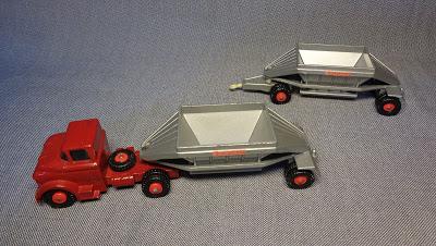 GMC rojo con acoplado