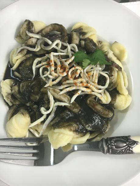 Orecchiette Con Calamares Y Gulas Al Negro de Sepia