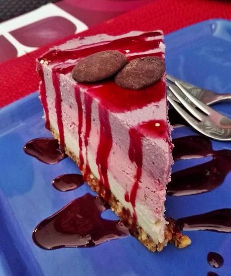 Tarta crudivegana de vainilla, fresa y mora