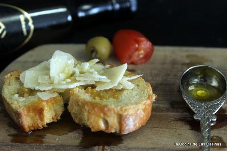 Desayuno #DiadelaMadre: Tostada, Aceite de Oliva Virgen Extra, Cherrys y Lascas de Parmesano