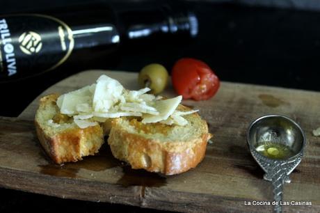 Desayuno #DiadelaMadre: Tostada, Aceite de Oliva Virgen Extra, Cherrys y Lascas de Parmesano