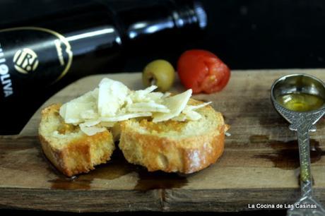 Desayuno #DiadelaMadre: Tostada, Aceite de Oliva Virgen Extra, Cherrys y Lascas de Parmesano
