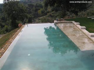 Bordes de piscina con mármol travertino.