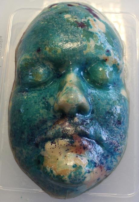 Artista crea esculturas de bacterias que crecen en su cara