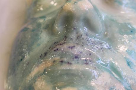 Artista crea esculturas de bacterias que crecen en su cara