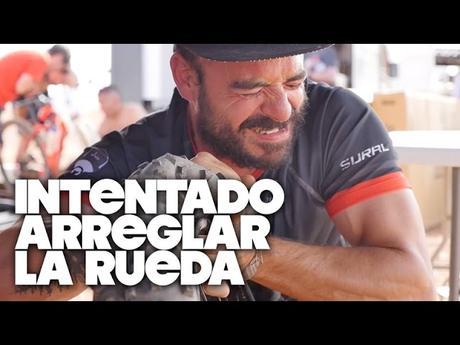 Valenti intenta reparar una cubierta de una FatBike en la Titan Desert