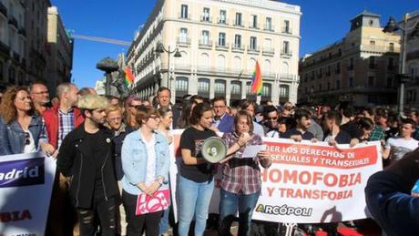 personas-concentran-Madrid-violencia-LGTB_EDIIMA20160430_0347_4