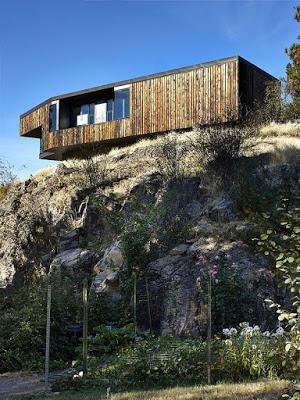 Casa de Materiales muy Rusticos y Formas Modernas