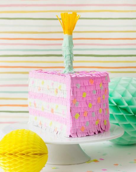 DIY piñata con forma de pastel de cumpleaños