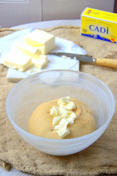 Añadimos la mantequilla a trocitos y en punto pomada