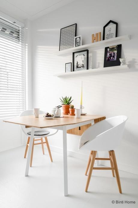 estantes y cuadros en la cocina