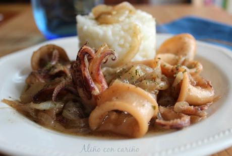 CHIPIRONES ENCEBOLLADOS