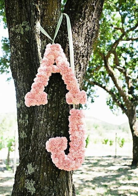 Letras decoradas con flores para tu boda