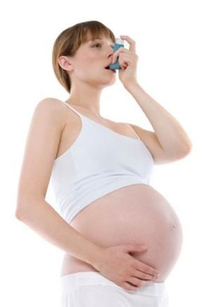 embarazada utilizando inhalador para el asma