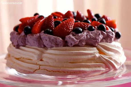 Tarta de merengue y frutos rojos